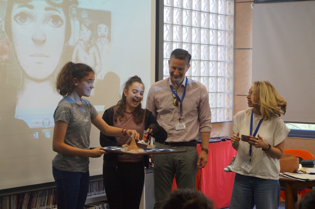 Η συγγραφέας Μ. Κόντου και ο εικονογράφος Στ. Πετρόπουλος συνομιλούν με τους μαθητές της Α γυμνασίου σχετικά με το βιβλίο τους "Φτου Ξελύπη"-0