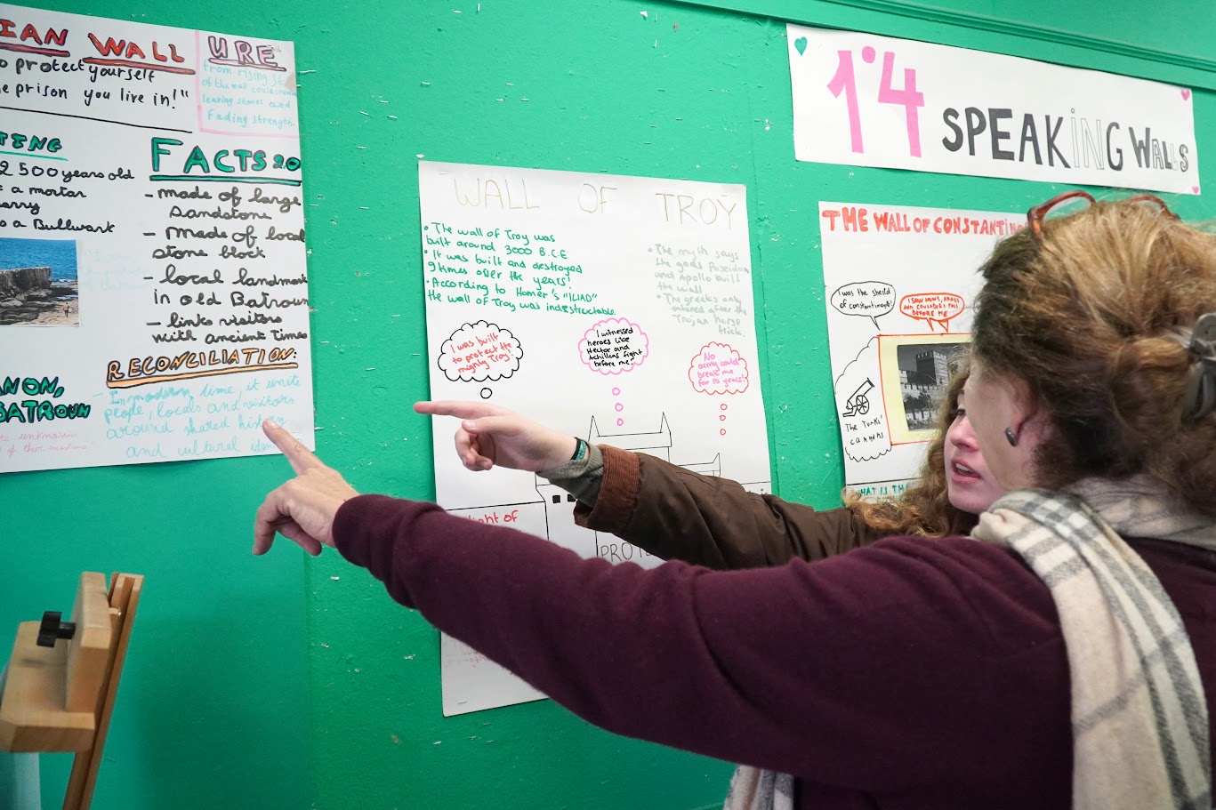 Les élèves de 1e4, dans le cadre de leur travail en anglais, compréhension écrite et expression orale ont réalisé un projet sur « Les murs qui parlent ».-0