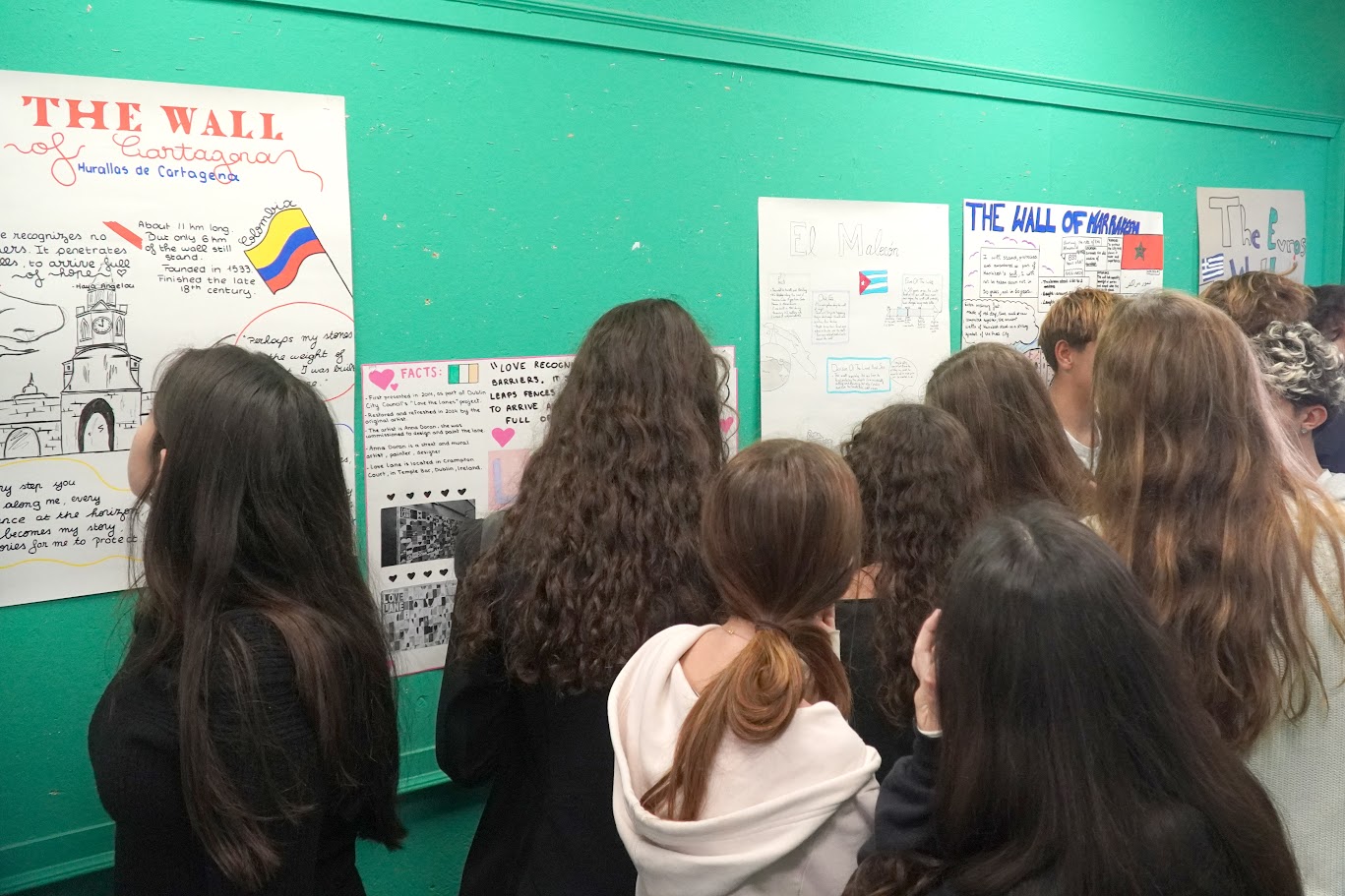 Les élèves de 1e4, dans le cadre de leur travail en anglais, compréhension écrite et expression orale ont réalisé un projet sur « Les murs qui parlent ».-1