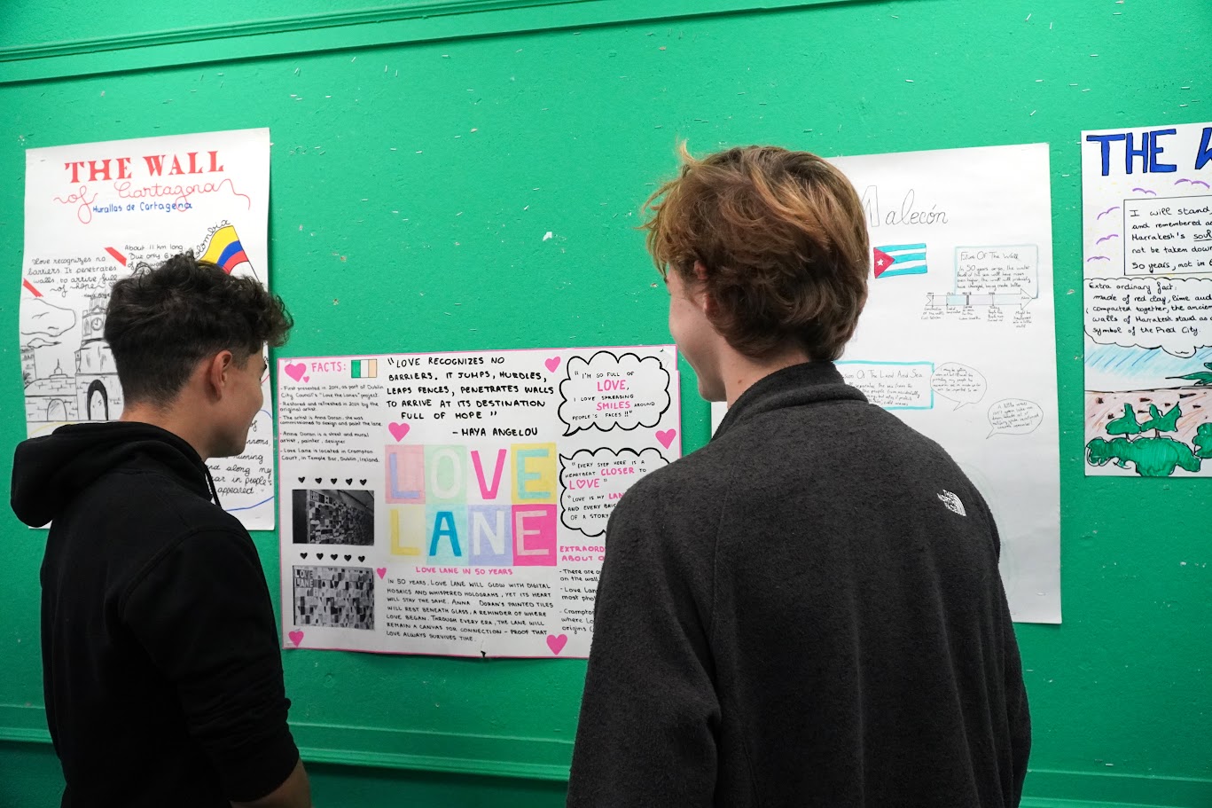 Les élèves de 1e4, dans le cadre de leur travail en anglais, compréhension écrite et expression orale ont réalisé un projet sur « Les murs qui parlent ».-2