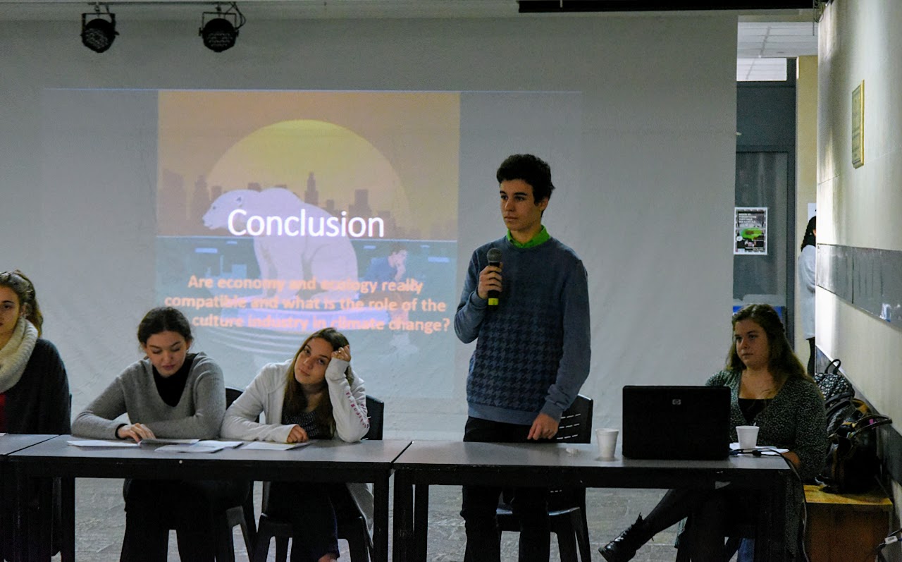 Une conférence en anglais sur le thème de l’urgence climatique présentée par les élèves de l’Option Internationale Britannique-4