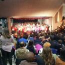 Les élèves de CE2 et CM1 chantent pour la fête de noël organisée par l'APE
