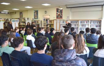 Ο συγγραφέας Γιώργος Μπουγελέκας παρουσιάζει το βιβλίο του στους μαθητές της 2nde-2
