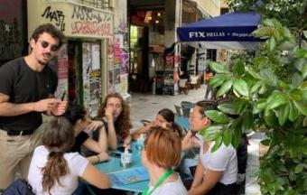 Projet Erasmus + Italie : nos étudiants de BTS tourisme en posture professionnelle lors d'un rallye-photo pédestre à Exarcheia-4