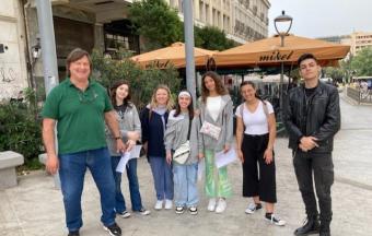 Projet Erasmus + Italie : nos étudiants de BTS tourisme en posture professionnelle lors d'un rallye-photo pédestre à Exarcheia-0