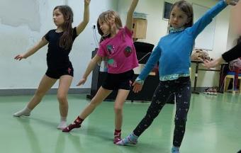 AES danse rythmique : un éveil au mouvement et à la créativité !-5