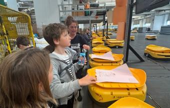 Les élèves de CM1B en visite dans le plus ancien centre de tri postal ELTA de Grèce-4