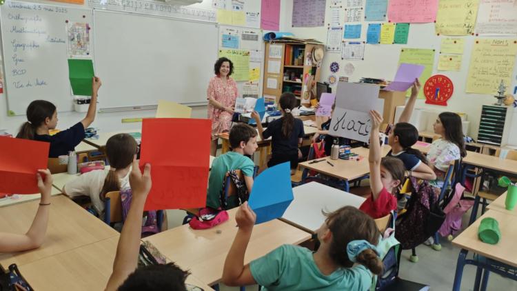 À propos d’un livre, les élèves de CM2E accueillent l’écrivaine Mme Abazi
