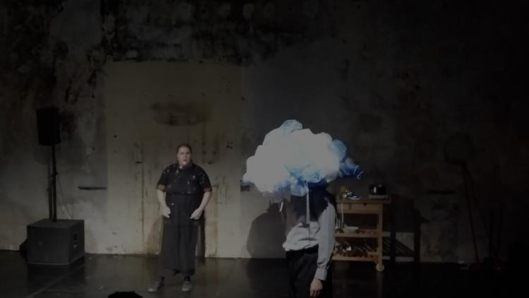 Léonore Pitau, élève de Spécialité Théâtre en Terminale, nous fait un retour critique sur la pièce « Comme un cheval sauvage »