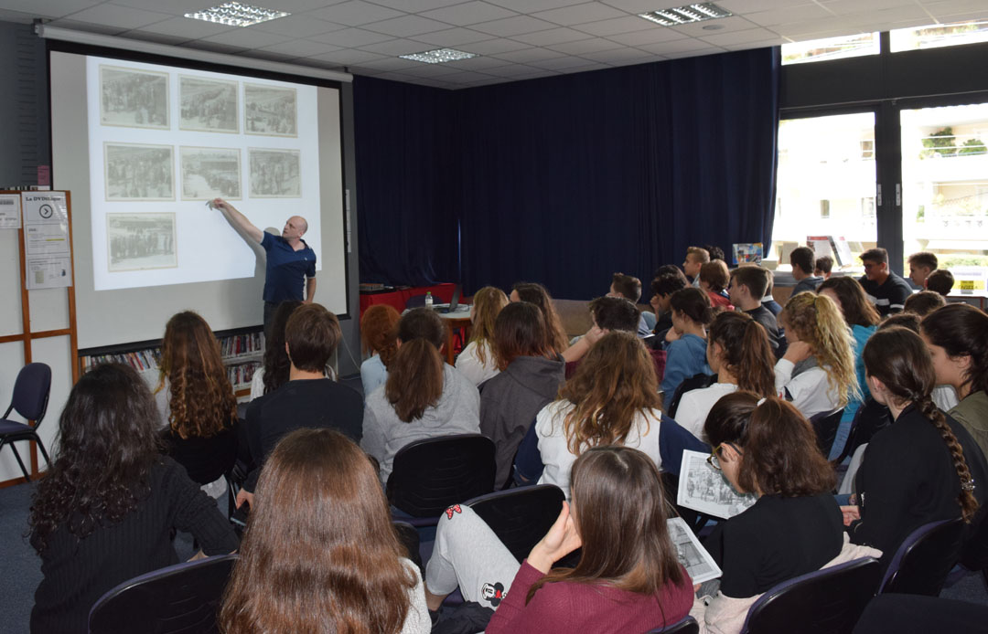 L'historien Tal Bruttman donne une conférence aux élèves du LFHED sur des archives photographiques d'Auschwitz-2