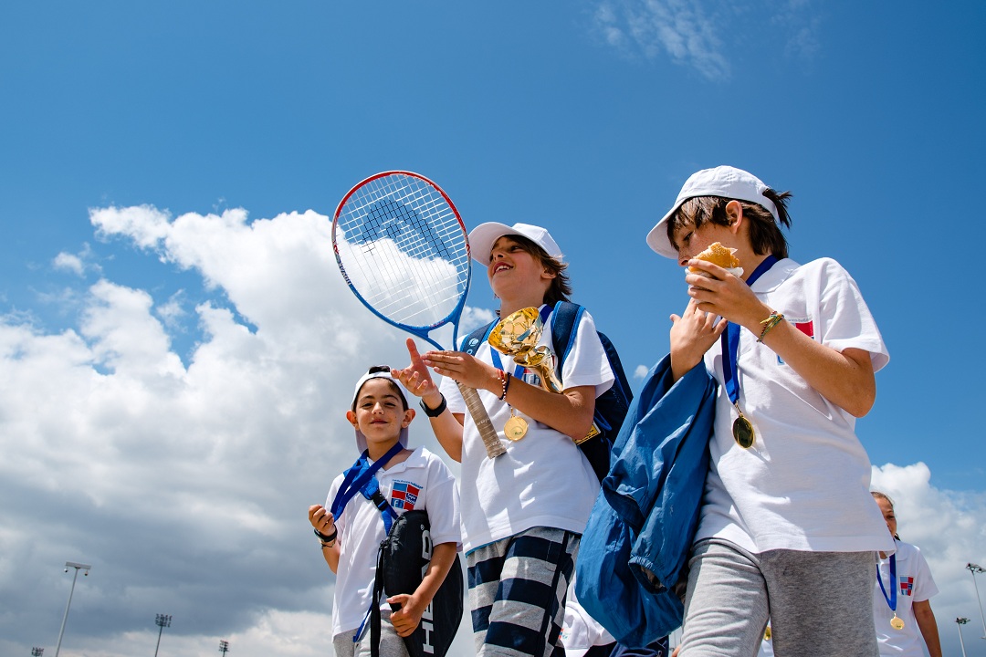 Nos élèves de l'AES tennis rentrent victorieux du tournoi à OAKA-11